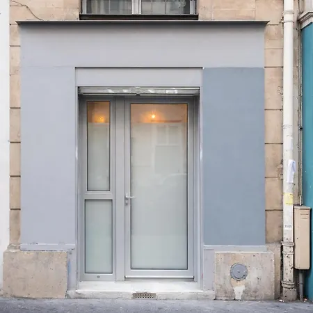 Near Le Moulin Rouge&montmartre